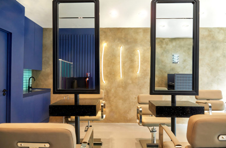 Styling stations with tall mirrors at Gusto