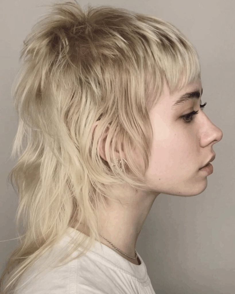 her hair is a shaggy layered blonde styl kCpINcSrR5Ko8 mIxjjJYw FeVygJQOTtCoKqDsgLZ Sg