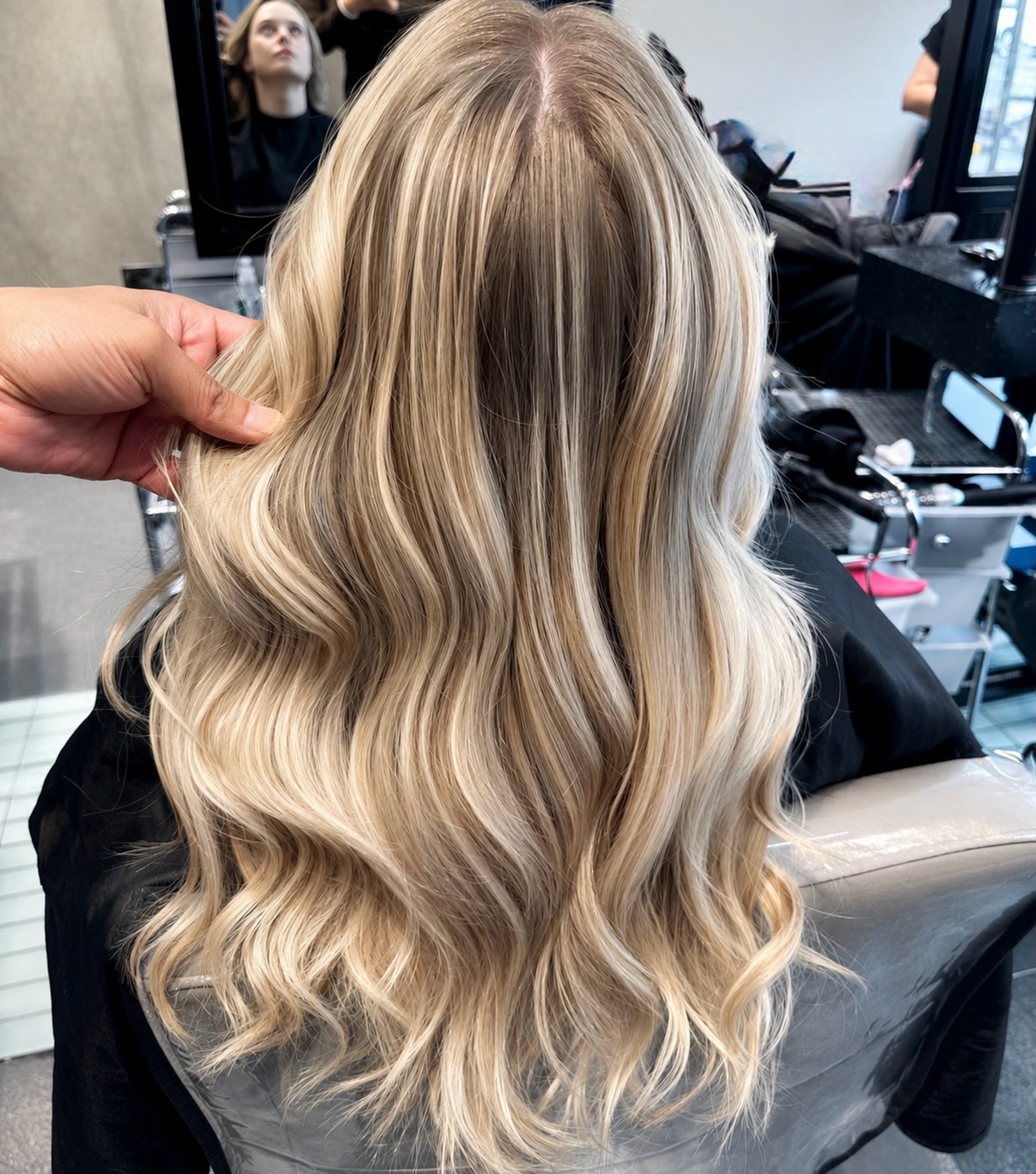 The C-Curl Blowout: The Bend That&rsquo;s Replacing the Bombshell Blowout